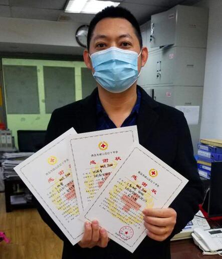 王勤鵬經理代表公司給青島嶗山區紅十字會進行捐款